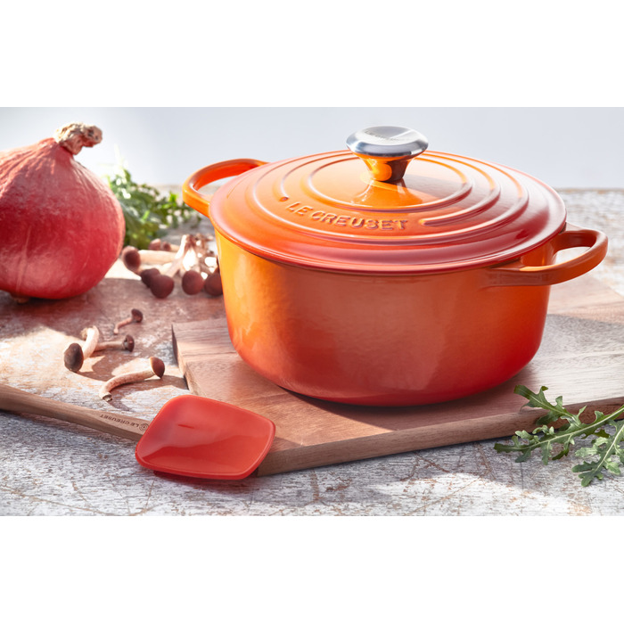 Кастрюля / жаровня с крышкой 24 см, вишневый Signature Le Creuset