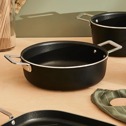 Кастрюля низкая с двумя ручками 24 см, черная Pots & Pans Alessi