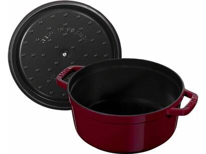 Кастрюля / жаровня 22 см с крышкой бордовая Staub